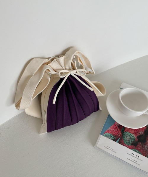 me+em select（ミームセレクト）の「【 6色展開 ／ 2WAY 】バイカラーニットプリーツリボンハンドバッグ（ショルダーストラップ付属）（ハンドバッグ・レディース・ピンク/グリーン/キャメル/ブラック/パープル/ベージュ・FREE）」の7枚目の写真