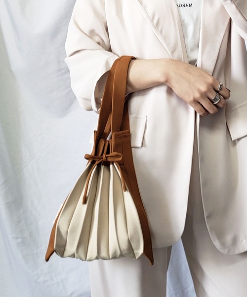 me+em select（ミームセレクト）の「【 6色展開 ／ 2WAY 】バイカラーニットプリーツリボンハンドバッグ（ショルダーストラップ付属）（ハンドバッグ・レディース・ピンク/グリーン/キャメル/ブラック/パープル/ベージュ・FREE）」の16枚目の写真