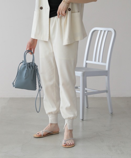 frames RAY CASSIN(フレームスレイカズン)の「WEB限定 リネンブレンド裾スリットジョガーパンツ セットアップ着用可(その他パンツ・レディース・ブラック/グレイッシュベージュ/キナリ・FREE)」の1枚目の写真