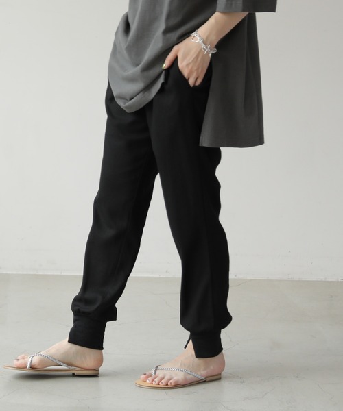 frames RAY CASSIN(フレームスレイカズン)の「WEB限定 リネンブレンド裾スリットジョガーパンツ セットアップ着用可(その他パンツ・レディース・ブラック/グレイッシュベージュ/キナリ・FREE)」の2枚目の写真