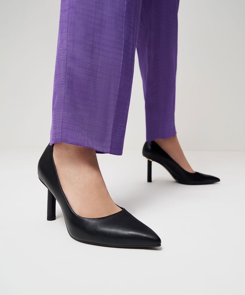 CHARLES & KEITH(チャールズ & キース)の「シリンダーヒール パンプス / Cylindrical Heel Pumps(パンプス・レディース・サンドベージュ/ブラック/オフホワイト・22.5cm/25cm/25.5cm/23cm/24.5cm/23.5cm/22cm)」の8枚目の写真