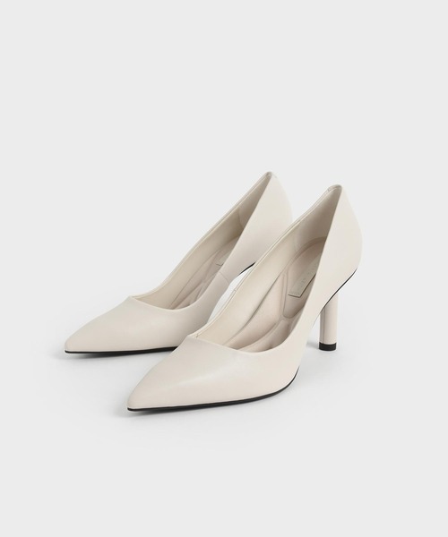 CHARLES & KEITH(チャールズ & キース)の「シリンダーヒール パンプス / Cylindrical Heel Pumps(パンプス・レディース・サンドベージュ/ブラック/オフホワイト・22.5cm/25cm/25.5cm/23cm/24.5cm/23.5cm/22cm)」の4枚目の写真