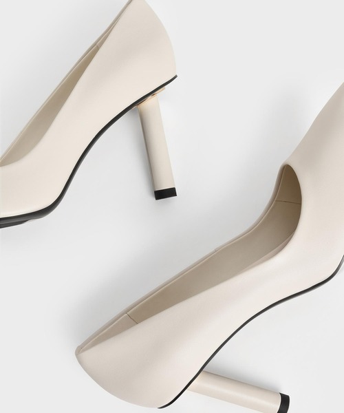 CHARLES & KEITH(チャールズ & キース)の「シリンダーヒール パンプス / Cylindrical Heel Pumps(パンプス・レディース・サンドベージュ/ブラック/オフホワイト・22.5cm/25cm/25.5cm/23cm/24.5cm/23.5cm/22cm)」の5枚目の写真