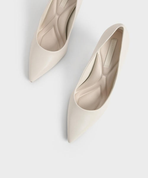 CHARLES & KEITH(チャールズ & キース)の「シリンダーヒール パンプス / Cylindrical Heel Pumps(パンプス・レディース・サンドベージュ/ブラック/オフホワイト・22.5cm/25cm/25.5cm/23cm/24.5cm/23.5cm/22cm)」の7枚目の写真