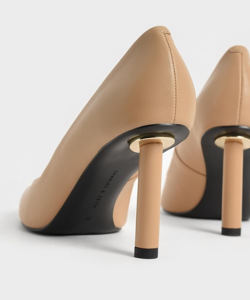 CHARLES & KEITH(チャールズ & キース)の「シリンダーヒール パンプス / Cylindrical Heel Pumps(パンプス・レディース・サンドベージュ/ブラック/オフホワイト・22.5cm/25cm/25.5cm/23cm/24.5cm/23.5cm/22cm)」の18枚目の写真