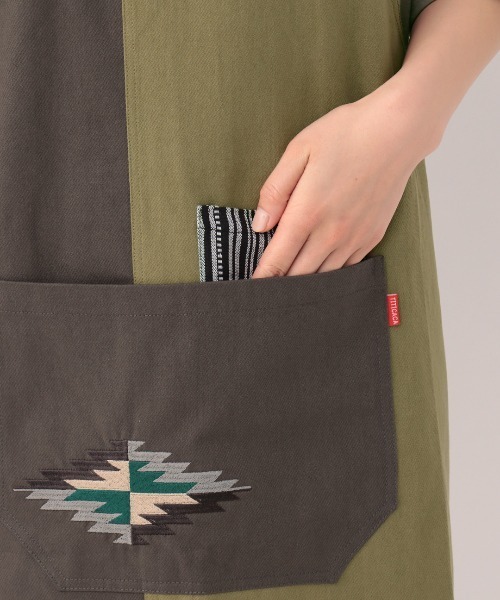チチカカ(チチカカ)の「ネイティブ刺繍エプロン(エプロン・レディース・カーキ/ベージュ・FREE)」の4枚目の写真
