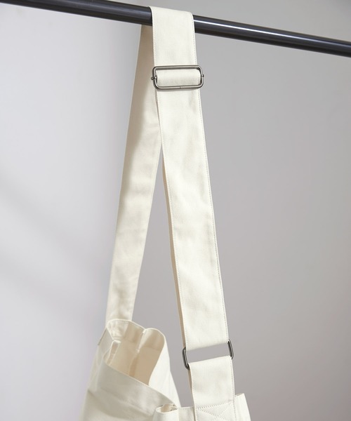 EMMA CLOTHES（エマクローズ）の「ニュースペーパーバッグ EMMA CLOTHES（ショルダーバッグ・メンズ・チャコール/アイボリー/オリーブ/ブラック/ダークネイビー/ベージュ/ダークグレー・FREE）」の14枚目の写真