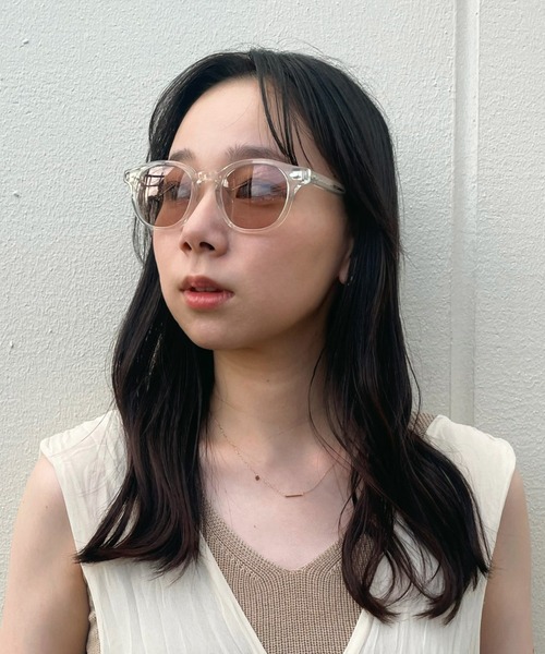 Zoff(ゾフ)の「ウェリントン型 ライトカラー 太縁 黒縁 ヴィンテージ デザイン サングラス(サングラス・レディース・ダークブラウン/ブラック/ブラウン系その他/ライトイエロー・FREE)」の4枚目の写真