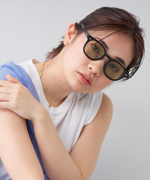 Zoff(ゾフ)の「ウェリントン型 ライトカラー 太縁 黒縁 ヴィンテージ デザイン サングラス(サングラス・レディース・ダークブラウン/ブラック/ブラウン系その他/ライトイエロー・FREE)」の2枚目の写真