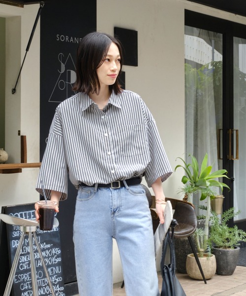 Chaco closet(チャコ クローゼット)の「オーバーサイズショート丈レギュラーカラーストライプ半袖シャツ(シャツ/ブラウス・レディース・ライトブルー/グリーン/ブラック/ベージュ/ピンク/オフホワイト・FREE)」の11枚目の写真
