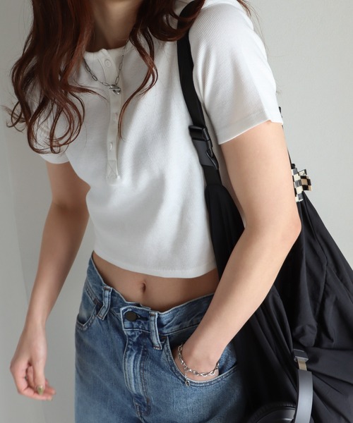 COURO(コウロ)の「テレコショート丈ヘンリーネックTシャツ/リンガーTシャツ(Tシャツ/カットソー・レディース・ホワイト×ブラック/ブラック系/グレー系/アイボリー系/ネイビー系/アイボリー/ホワイト/ブラック/ネイビー/杢グレー・M/L)」の2枚目の写真