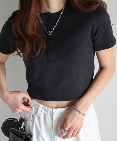 COURO(コウロ)の「テレコショート丈ヘンリーネックTシャツ/リンガーTシャツ(Tシャツ/カットソー・レディース・ホワイト×ブラック/ブラック系/グレー系/アイボリー系/ネイビー系/アイボリー/ホワイト/ブラック/ネイビー/杢グレー・M/L)」の5枚目の写真