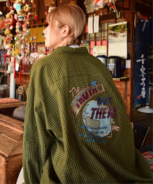 DOUBLE NAME(ダブルネーム)の「地球BACK刺しゅうチェックシャツワンピース(シャツワンピース・レディース・ブラウン/グリーン/ネイビー・FREE)」の2枚目の写真