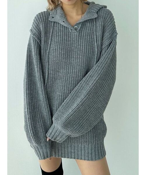 EMODA(エモダ)の「レイヤーフーディーオーバーニット(ニット/セーター・レディース・アイボリー/グレー/ブラック/ネイビー・FREE)」の5枚目の写真