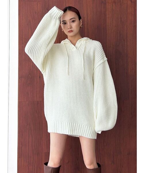 EMODA(エモダ)の「レイヤーフーディーオーバーニット(ニット/セーター・レディース・アイボリー/グレー/ブラック/ネイビー・FREE)」の6枚目の写真
