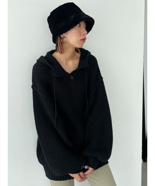 EMODA(エモダ)の「レイヤーフーディーオーバーニット(ニット/セーター・レディース・アイボリー/グレー/ブラック/ネイビー・FREE)」の17枚目の写真