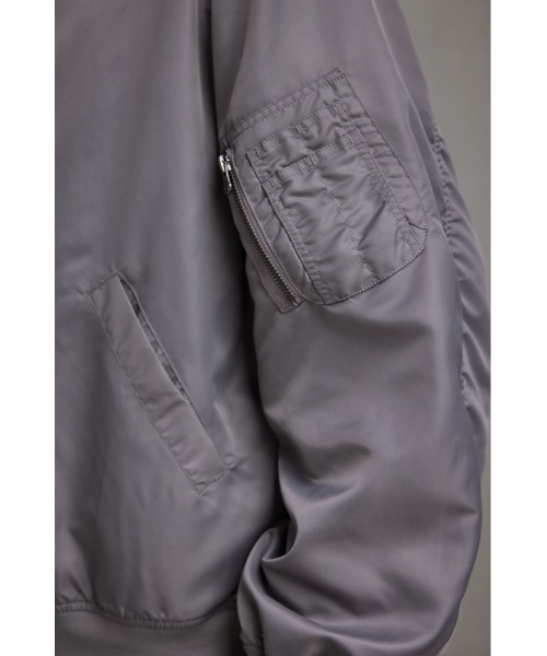 AZUL by moussy（アズールバイマウジー）の「ライトMA-1ジャケット（MA-1・メンズ・ブラック/グレー・FREE）」の20枚目の写真