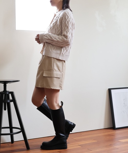 ULEULA(ウルア)の「フェイクレザーレザーミニスカート(スカート・レディース・ブラック/アイボリー・FREE)」の12枚目の写真