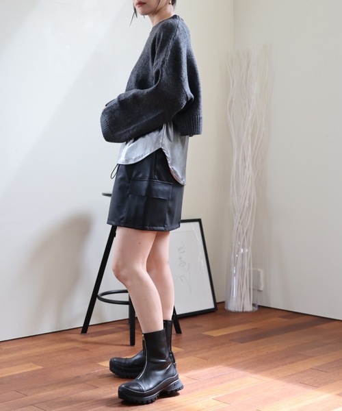 ULEULA(ウルア)の「フェイクレザーレザーミニスカート(スカート・レディース・ブラック/アイボリー・FREE)」の4枚目の写真