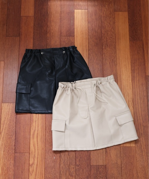 ULEULA(ウルア)の「フェイクレザーレザーミニスカート(スカート・レディース・ブラック/アイボリー・FREE)」の6枚目の写真