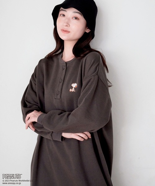 PEANUTS（ピーナッツ）の「【ピーナッツ/PEANUTS】スヌーピーキーネックワンピース（ワンピース・レディース・ベージュ/チャコールグレー/ネイビー・3L/L/M/LL）」の2枚目の写真