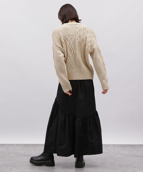 LAKOLE（ラコレ）の「3ゲージパッチケーブルプルオーバー / 988975（ニット/セーター・レディース・モカ/アイボリー/ネイビー・SMALL/MEDIUM）」の9枚目の写真