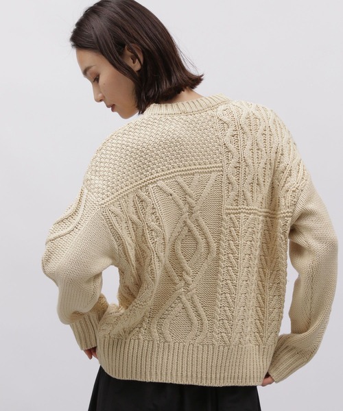 LAKOLE（ラコレ）の「3ゲージパッチケーブルプルオーバー / 988975（ニット/セーター・レディース・モカ/アイボリー/ネイビー・SMALL/MEDIUM）」の13枚目の写真