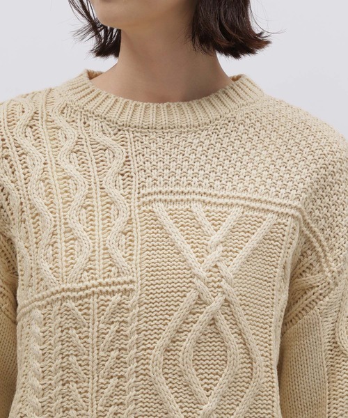 LAKOLE（ラコレ）の「3ゲージパッチケーブルプルオーバー / 988975（ニット/セーター・レディース・モカ/アイボリー/ネイビー・SMALL/MEDIUM）」の8枚目の写真
