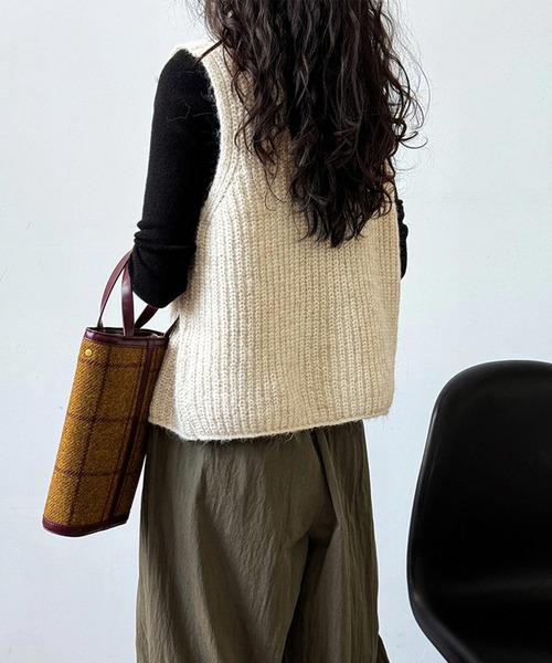 OSYAREVO（オシャレボ）の「ニット ベスト（ベスト・レディース・グレー/ブラウン/オフホワイト・FREE）」の16枚目の写真