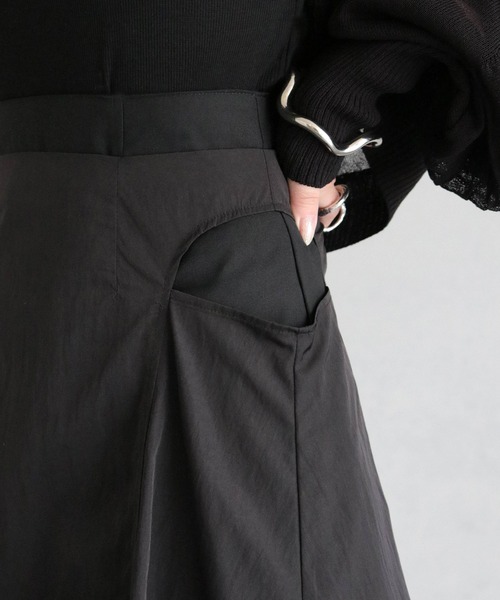 &g'aime（アンジェム）の「【&g’aime】ワッシャーナイロン混フレアスカート（スカート・レディース・グレイッシュベージュ/ブラック・FREE）」の7枚目の写真