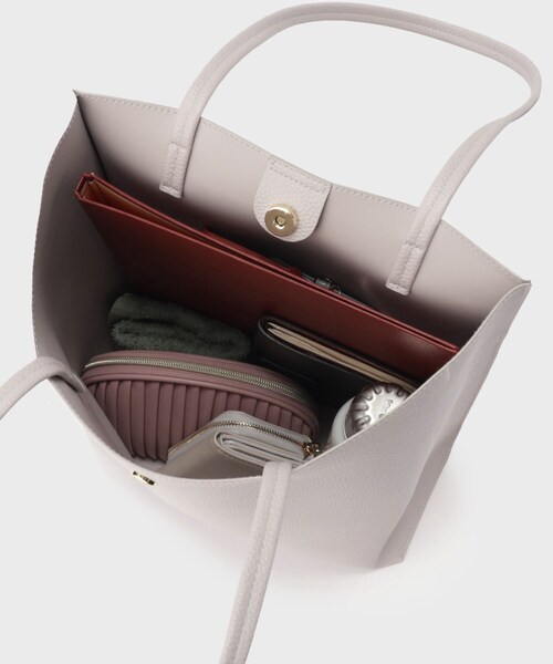 OPAQUE.CLIP（オペークドットクリップ）の「◆【軽量／A4サイズ対応／通勤対応】シュリンク合皮シンプルトートバッグ（トートバッグ・レディース・ベージュ/ライトグレー/ブラック/シルバー・00）」の11枚目の写真