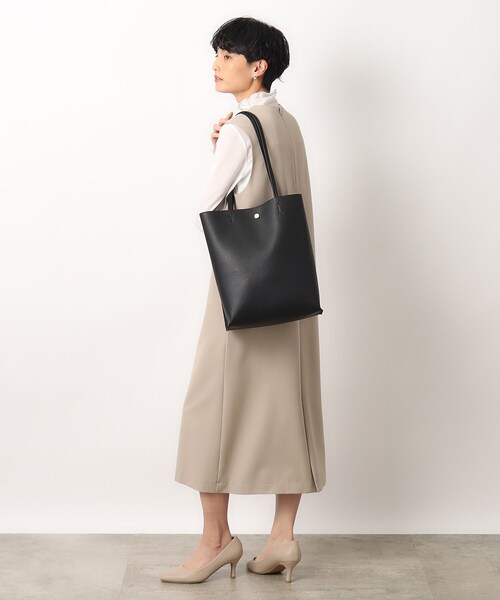 OPAQUE.CLIP（オペークドットクリップ）の「◆【軽量／A4サイズ対応／通勤対応】シュリンク合皮シンプルトートバッグ（トートバッグ・レディース・ベージュ/ライトグレー/ブラック/シルバー・00）」の6枚目の写真