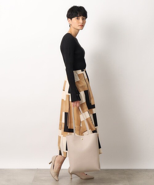 OPAQUE.CLIP（オペークドットクリップ）の「◆【軽量／A4サイズ対応／通勤対応】シュリンク合皮シンプルトートバッグ（トートバッグ・レディース・ベージュ/ライトグレー/ブラック/シルバー・00）」の7枚目の写真