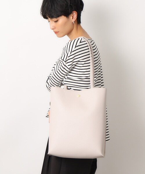 OPAQUE.CLIP（オペークドットクリップ）の「◆【軽量／A4サイズ対応／通勤対応】シュリンク合皮シンプルトートバッグ（トートバッグ・レディース・ベージュ/ライトグレー/ブラック/シルバー・00）」の8枚目の写真