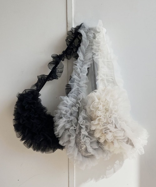 Reurie'(レウリィ)の「チュールショルダーバッグ/tulle shoulder bag シアー フリル ギャザー ワンショルダー ワンハンドル ミニバッグ トートバッグ ガーリー カジュアル 韓国 オーガンジー 3WAY マルチウェイ アイボリー ホワイト 白 ブラック 黒 グレー モノトーン くしゅくしゅ(メッセンジャーバッグ・レディース・ブラック/グレー/アイボリー・FREE)」の2枚目の写真