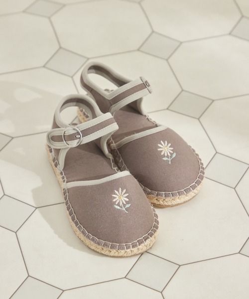 pairmanon（ペアマノン）の「エスパドリーユ風 ワンポイント刺繍サンダル（サンダル・キッズ・ライトベージュ/チャコールグレー・21/16/17/18/19/15 /20）」の2枚目の写真