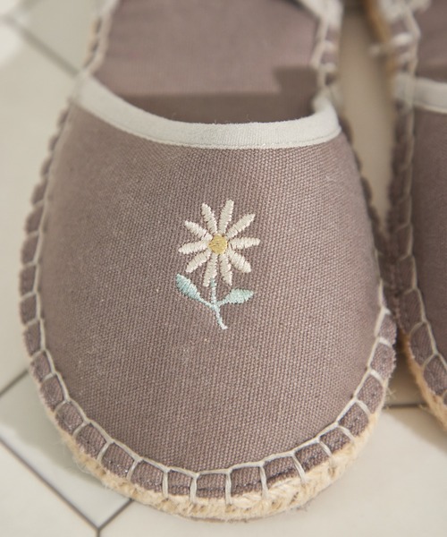 pairmanon（ペアマノン）の「エスパドリーユ風 ワンポイント刺繍サンダル（サンダル・キッズ・ライトベージュ/チャコールグレー・21/16/17/18/19/15 /20）」の3枚目の写真