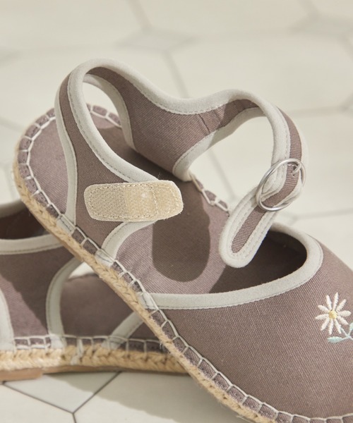 pairmanon（ペアマノン）の「エスパドリーユ風 ワンポイント刺繍サンダル（サンダル・キッズ・ライトベージュ/チャコールグレー・21/16/17/18/19/15 /20）」の4枚目の写真