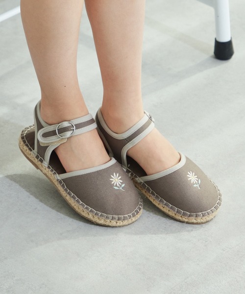 pairmanon（ペアマノン）の「エスパドリーユ風 ワンポイント刺繍サンダル（サンダル・キッズ・ライトベージュ/チャコールグレー・21/16/17/18/19/15 /20）」の5枚目の写真