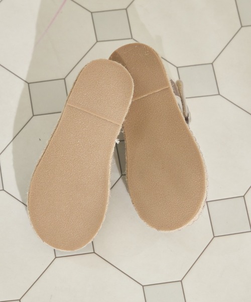 pairmanon（ペアマノン）の「エスパドリーユ風 ワンポイント刺繍サンダル（サンダル・キッズ・ライトベージュ/チャコールグレー・21/16/17/18/19/15 /20）」の8枚目の写真