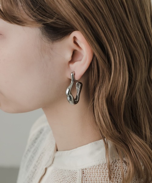 SMELLY（スメリー）の「ニュアンスメタルイヤリング（イヤリング・レディース・ゴールド/シルバー・-）」の2枚目の写真