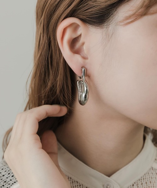 SMELLY（スメリー）の「ニュアンスメタルイヤリング（イヤリング・レディース・ゴールド/シルバー・-）」の3枚目の写真