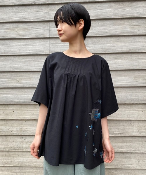 SUPER HAKKA(スーパーハッカ)の「SUPER HAKKA×えんどうゆりこ「夜星のたより」刺繍フレンチスリーブブラウス(シャツ/ブラウス・レディース・ブラック/オフホワイト/イエロー・FREE)」の2枚目の写真