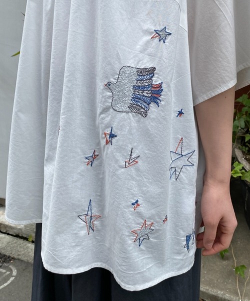 SUPER HAKKA(スーパーハッカ)の「SUPER HAKKA×えんどうゆりこ「夜星のたより」刺繍フレンチスリーブブラウス(シャツ/ブラウス・レディース・ブラック/オフホワイト/イエロー・FREE)」の8枚目の写真