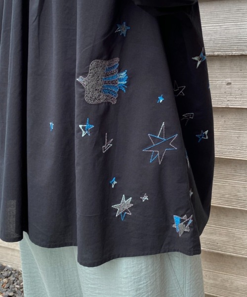 SUPER HAKKA(スーパーハッカ)の「SUPER HAKKA×えんどうゆりこ「夜星のたより」刺繍フレンチスリーブブラウス(シャツ/ブラウス・レディース・ブラック/オフホワイト/イエロー・FREE)」の9枚目の写真