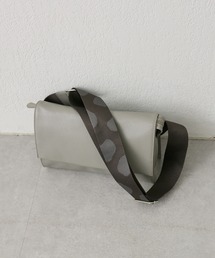 ear PAPILLONNER イアパピヨネ グレーボディバッグ ear PAPILLONNER（イア パピヨネ） ショルダーバッグ バッグ 「本革