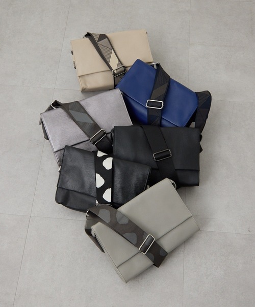 新品ear PAPILLONNER／柄ワイドテープショルダーバッグ／ボディバッグ 柄ワイドテープショルダーバッグ《本革/軽量470g/ボディバッグ