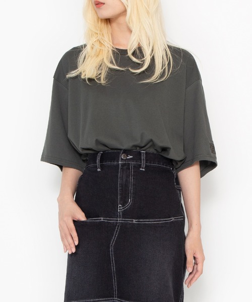 PUNYUS（プニュズ）の「スリーブロゴ刺繍Ｔシャツ（Tシャツ/カットソー・レディース・ベージュ/スミクロ/ホワイト・4/3/2/1）」の2枚目の写真