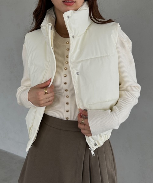 MYMOOD.（マイムード）の「PUクロップド中綿ベスト（ダウンベスト・レディース・ブラウン/ブラック/アイボリー・FREE）」の4枚目の写真