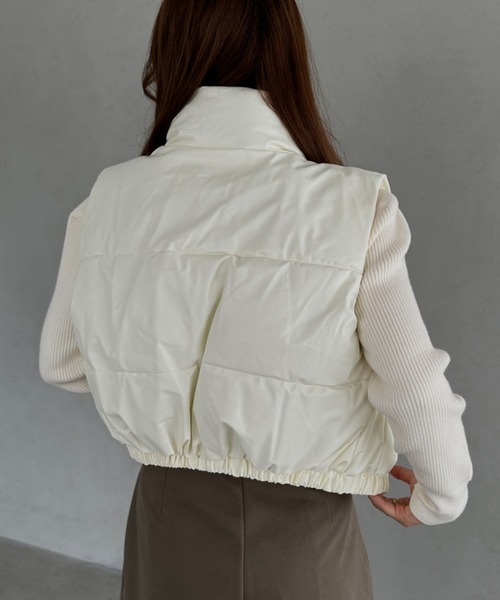 MYMOOD.（マイムード）の「PUクロップド中綿ベスト（ダウンベスト・レディース・ブラウン/ブラック/アイボリー・FREE）」の9枚目の写真